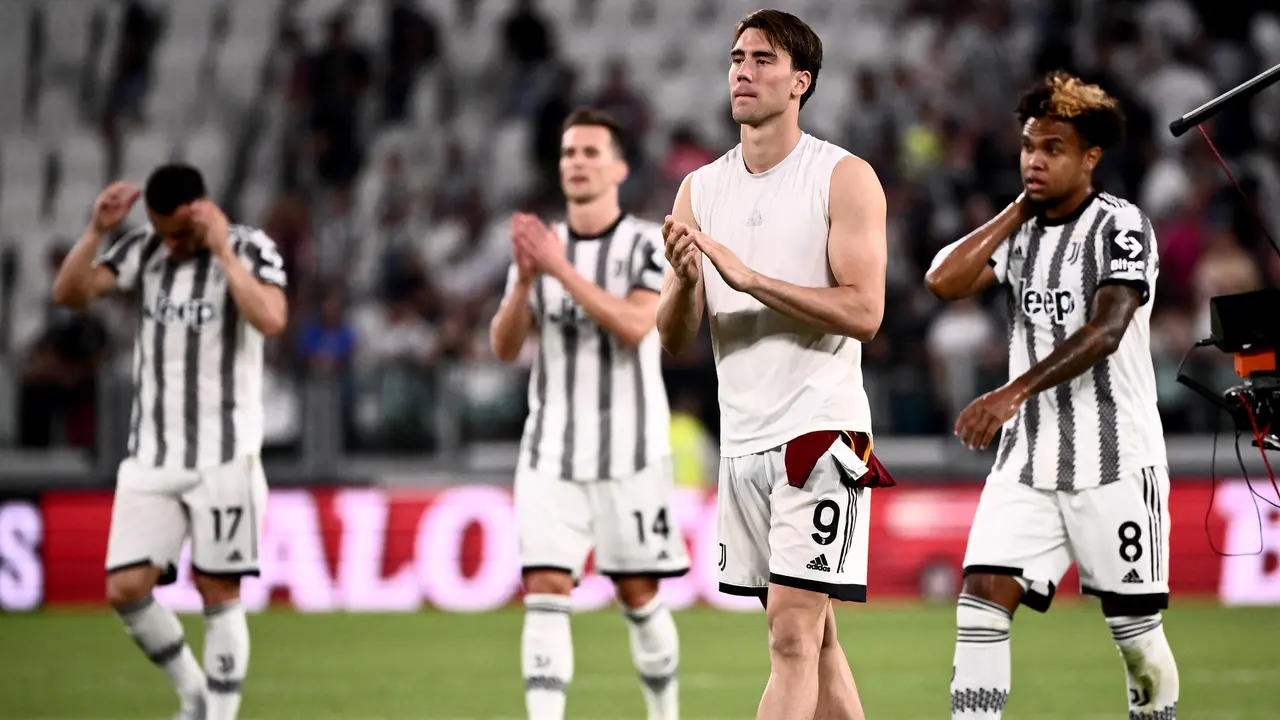 Foto: Gol Tendangan Bebas Cantik Dusan Vlahovic Gagal Bawa Juventus Raup Poin Penuh dari AS Roma di Liga Italia