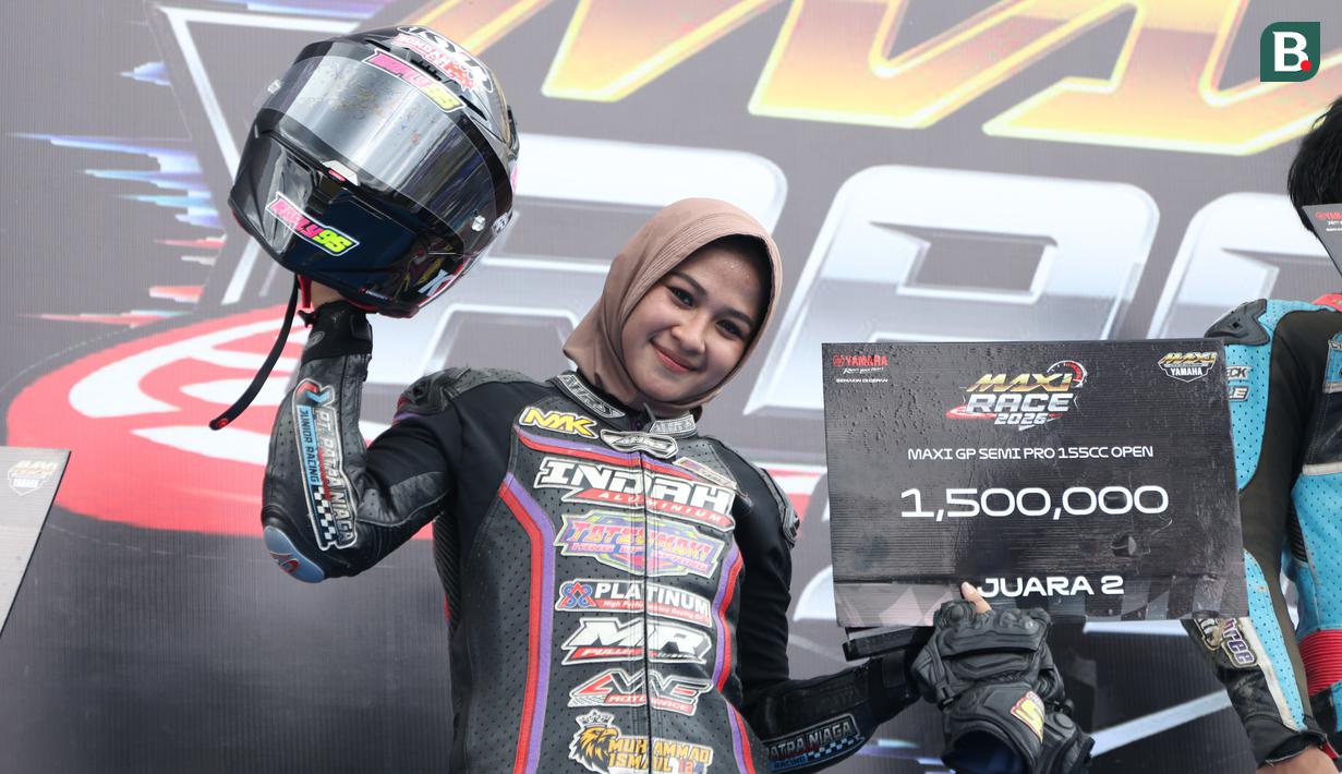 Eca Sabana berhasil meraih podium pada kelas Maxi GP Semi Pro 155CC Open di Yamaha Cup Race 2026 yang berlangsung di Sirkuit Puncak Mario, Sidenreng Rappang (Sidrap), Sulawesi Selatan, Minggu (19/4/2026). (Bola.com/Abdul Aziz)