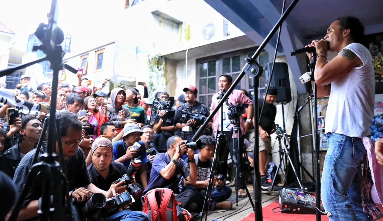 "Karena ini ulang tahun lu, terserah lu aja, gua turutin Ka," celetuk Bimbim. "Oke, Generasi Biru yuk," sahut Kaka menyambut. (Adrian Putra/Bintang.com)