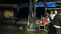 Warga korban banjir Ciliwung tidur di pertokoan Jatinegara. (Liputan6.com/Ika Defianti)