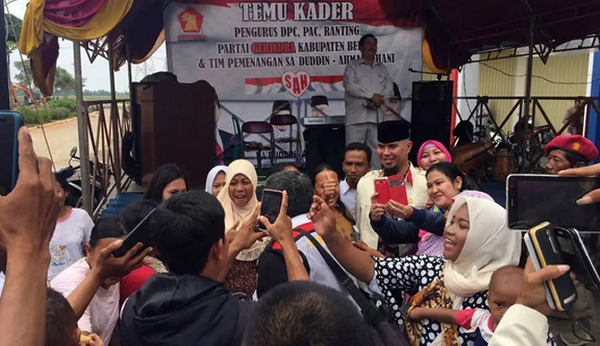 Musisi Ahmad Dhani serius dalam merintis karier di dunia politik. Demi terus mendapatkan dukungan dari warga Bekasi, ia terus melakukan pendekatan. Beberapa cara musisi ini untuk mendekati warga Bekasi. (Instagram/ahmaddhaniprast)