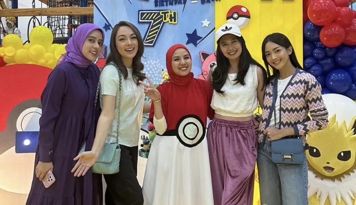 Verlita Evelyn tampil dengan atasan putih tanpa lengan serasi dengan topi capnya. Dipadukan celana panjang warna ungu. [@verlitaevelyn]