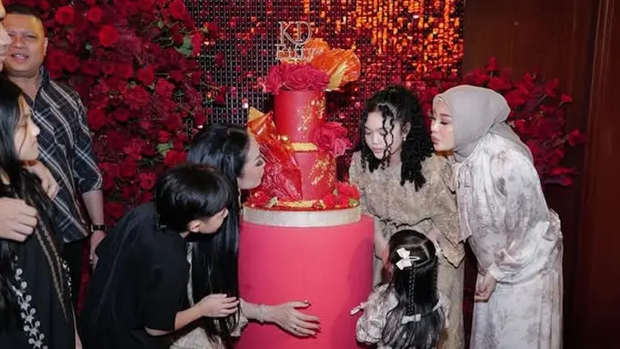 Aurel Hermansyah dan Amora saat Merayakan Ulang Tahun ke-50 Krisdayanti