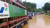 Pertamina yang melakukan penyaluran BBM saat bencana banjir di Konawe Utara melanda.(Liputan6.com/Ahmad Akbar Fua)