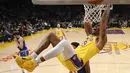 Pebasket Los Angeles Lakers, Dwight Howard, memasukkan bola saat melawan New York Knicks pada laga NBA di Staples Center, Rabu (8/1/2020). LA Lakers  menang 117-87 atas Knicks. (AP/Mark J. Terrill)