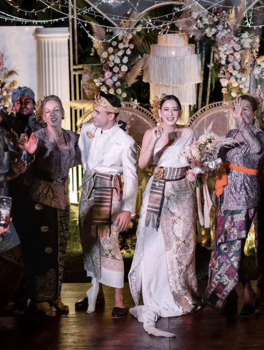 Aktris Laura resmi menikah pada bulan Maret, ia tampil bernuasa Bali. Mengenakan one shoulder putih dipadukan obi dan kain tradisional khas Bali. @laura_theux