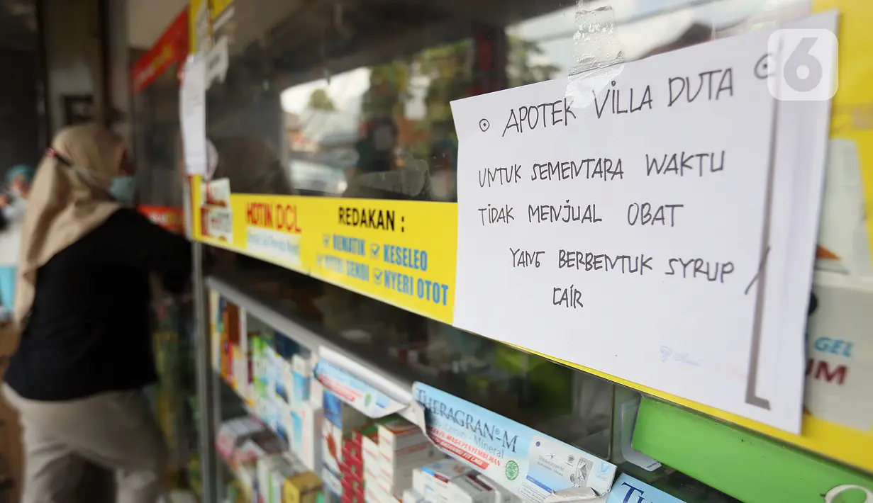 Tulisan pemberitahuan tidak menjual obat sirup anak saat sidak di Apotek Villa Duta, Bogor, Jawa Barat, Sabtu (22/10/2022). Menko PMK Muhadjir Effendy bersama Wali Kota Bogor Bima Arya melakukan sidak menyusul terbitnya surat edaran nomor SR.01.05/III/3461/2022 dari Kementerian Kesehatan tentang penghentian sementara penggunaan obat dan vitamin dalam bentuk cair atau sirup kepada anak-anak. (merdeka.com/Arie Basuki)