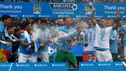 Usai menumbangkan West Ham United (2-0) di Stadion Etihad, (11/5/2014), Manchester City memastikan merengkuh trofi Liga Primer 2013/2014. Di podium juara, tampak para pemain Manchester City merayakan gelar juara Liga Primer.(REUTERS/Darren Staples)