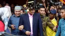 Bobby Nasution saat mengikuti prosesi pemberian marga untuk istrinya Kahiyang Ayu di rumah Pamannya Bobby Nasution di Medan, Selasa (21/11). Kahiyang Ayu resmi menjadi Kahiyang Ayu Boru Siregar. (Liputan6.com/JohanTallo)