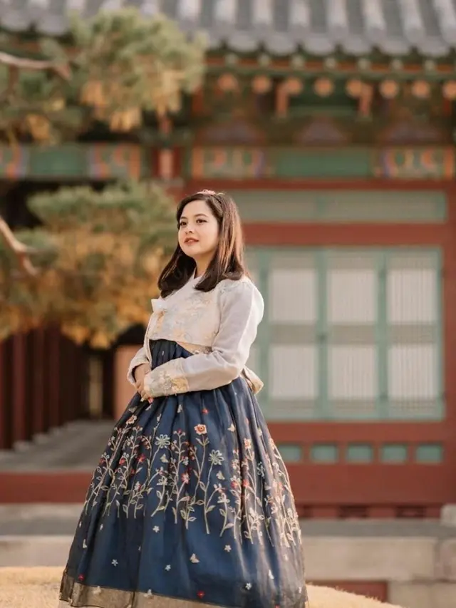 Artis Memakai Hanbok