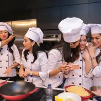 Geng sosialita Girls Squad mulai mempublikasikan kegiatan sosialnya. Seperti diketahui, grup yang diisi beberapa selebriti ini sering kali membuat kegiatan sosial, namun tidak pernah dipublikasikan. (Adrian Putra/Bintang.com)