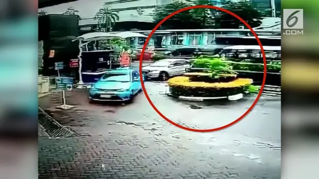 Kopaja P20 menabrak sebuah mobil di depan wisma Bakrie 2, Kuningan, Jakarta Selatan