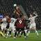 Duel udara yang terjadi pada pertandingan Bournemouth melawan Manchester United di Vitality Stadium, Sabtu (21/03/2026) dini hari WIB. (AFP/Glyn Kirk)