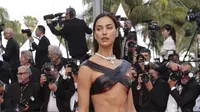 Pakaian tersebut menampilkan atasan crop top berbahan kulit yang mungil, yang menyilang di bahunya dan memamerkan bentuk tubuhnya yang luar biasa. (Photo by Vianney Le Caer/Invision/AP)
