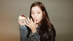 Paras Jung Chaeyeon yang begitu menawan ini sekarang bisa kita lihat dalam drama Korea The Golden Spoon. Bahkan kecantikannya kerap disebut bak dewi. Meski begitu, ia tak melulu menampilkan potret elegannya saja. Wanita kelahiran 1 Desember 1997 ini juga tak jarang tampil imut. (Liputan6.com/IG/@j_chaeyeoni)