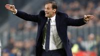 Gaya pelatih Juventus, Massimiliano Allegri memberikan arahan kepada anak asuhnya pada laga grup D Liga Champions di Allianz Stadium, Turin, (22/11/2017). (AP/Antonio Calanni)