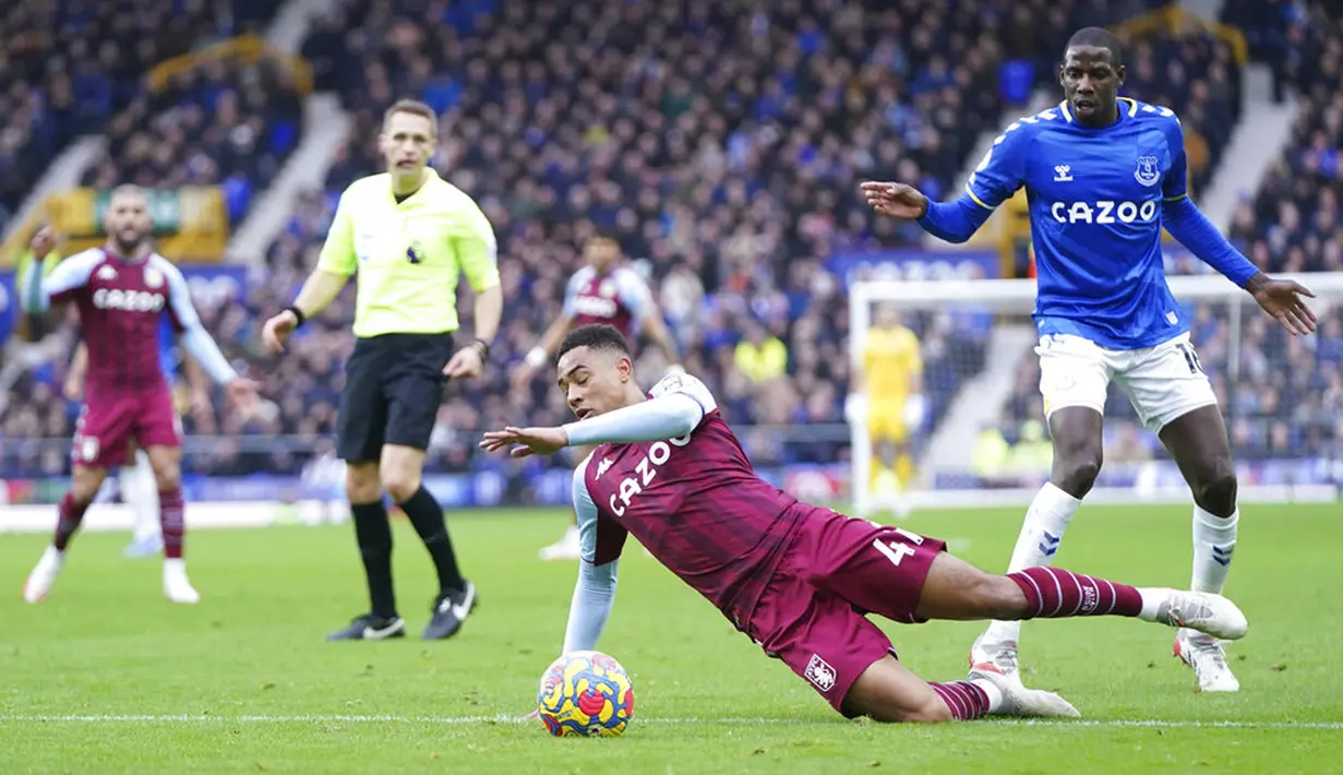 Pemain Aston Villa Jacob Ramsey jatuh setelah dilanggar oleh pemain Everton Abdoulaye Doucoure pada pertandingan sepak bola Liga Inggris di Stadion Goodison Park, Liverpool, Inggris, 22 Januari 2022. Aston Villa menang dengan skor 1-0. (AP Photo/Jon Super)