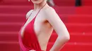 Ekspresi Bella Hadid saat tiba untuk menghadiri Festival Film Cannes ke-69 di Cannes, Prancis, 18 Mei 2016. Adik kandung Gigi Hadid ini tampil seksi tanpa mengunakan bra dan celana dalam. (REUTERS / Yves Herman)
