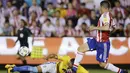 Striker Brasil, Ricardo Oliviera, terjatuh berebut bola dengan bek Paraguay, Pablo Agular, pada kualifikasi Piala Dunia 2016 di Stadion Chaco, Paraguay, Rabu (30/3/2016). Brasil sempat tertinggal 0-2. (Reuters/Jorge Adorno)