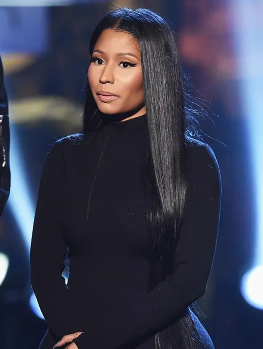 Melansir Hollywoodlife, dilaporkan saat berada di atas panggung Drake mengatakan bahwa kala itu ia bersama cinta dalam hidupnya dan menunjuk Nicki yang tengah bersamanya di atas panggung. (AFP/Bintang.com)