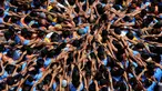 Pemuda India membentuk piramida manusia dalam perayaan Festival Janmashtami di Mumbai, Senin (3/9). Piramida manusia itu dibentuk untuk memecahkan pot berisikan susu yang menggantung di langit-langit rumah supaya bisa diambil isinya. (AP/Rafiq Maqbool)