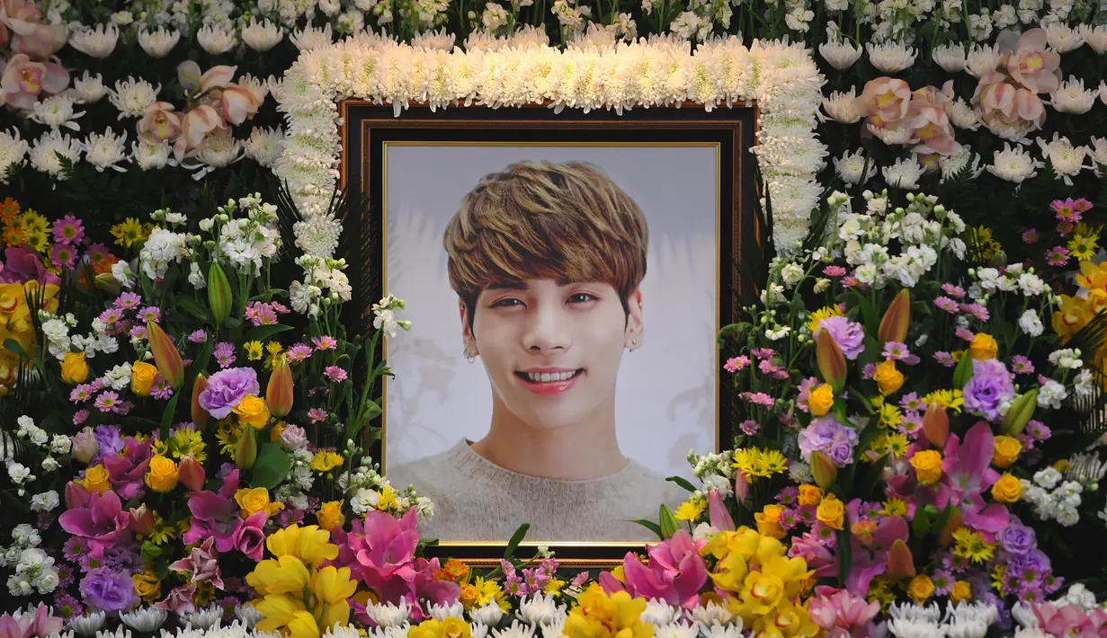 Lantaran Jonghyun mengakhiri hidupnya dengan cara bunuh diri. Saat ditemukan, ia tak sadarkan diri di apartemennya pada 18 November 2017. (CHOI Hyuk/pool/AFP)