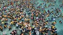 Wisatawan memadati water park yang dikenal dengan Caribbean Bay di Yongin, luar Seoul, Senin (6/8). Gelombang panas yang melanda Korea Selatan akhir-akhir ini membuat ratusan warga memenuhi kolam renang untuk mengurangi hawa panas. (Ed JONES/AFP)