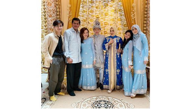 Bio One turut hadir dan bergabung bersama keluarga besar Beby Tsabina. Sudah akrab banget.