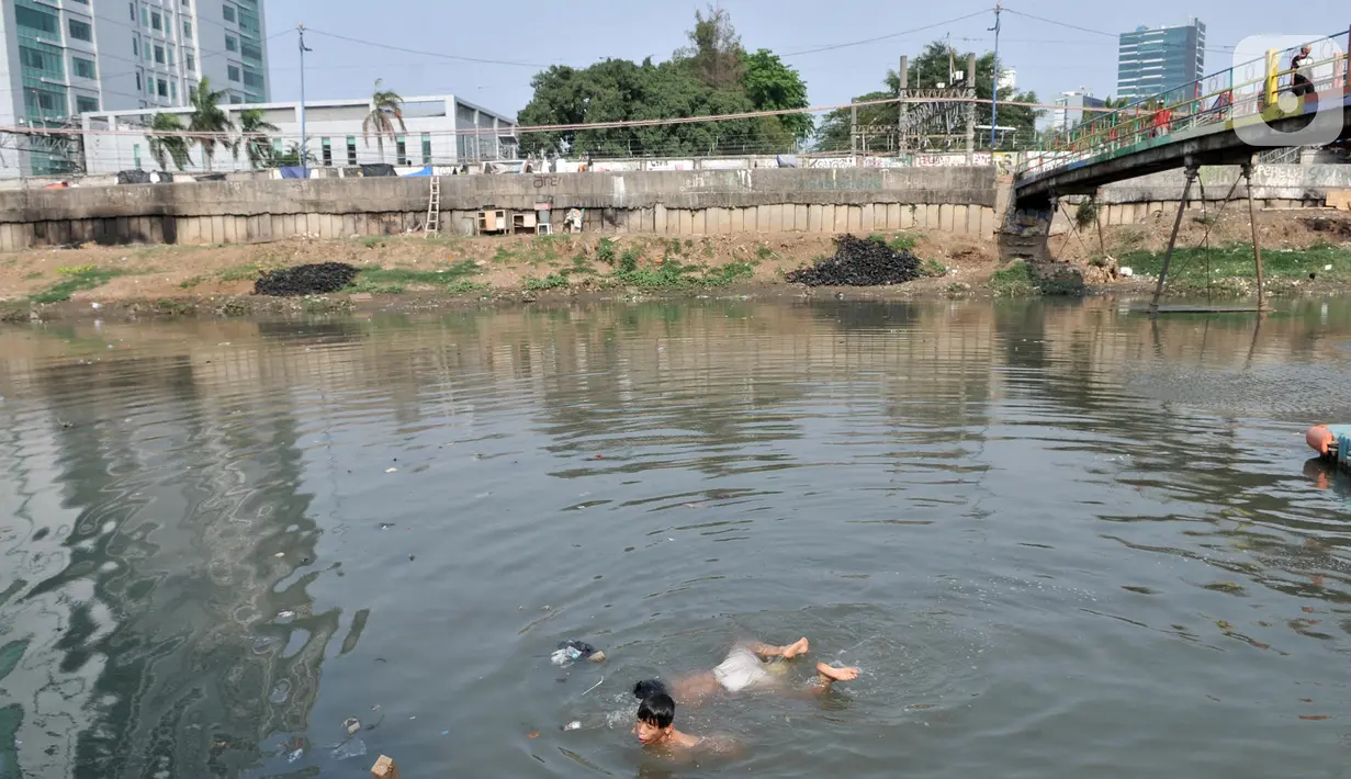 Anak-anak berenang di Kanal Banjir Barat, Jakarta, Minggu (3/11/2019). Mereka memilih berenang di Kanal Banjir Barat karena minimnya fasilitas bermain di kawasan tersebut. (merdeka.com/Iqbal Nugroho)