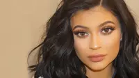 Terungkap, Kylie Jenner Merengek pada Sang Ibu Demi Rombak Bibir
