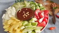 Sajian bumbu rujak buah. (Liputan6.com/IG/kireisfathia)