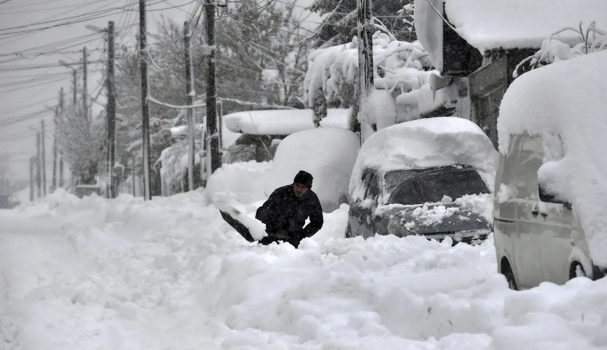 Angin kencang juga menutup jalan-jalan, menyebabkan kecelakaan lalu lintas dan penundaan perjalanan, serta menumbangkan pohon-pohon dan kabel-kabel listrik, kata Denkov. (AP Photo/ Bulgarian News Agency)