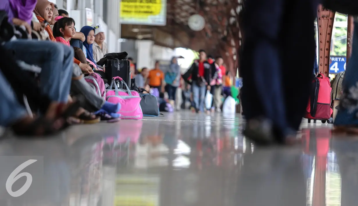 Penampakan Stasiun Senen saat dipadati pemudik, Jakarta, Kamis (16/7/2015). Memasuki H-1 Lebaran, Stasiun Pasar Senen memberangkatkan sebanyak 8.443 pemudik. (Liputan6.com/Faizal Fanani)