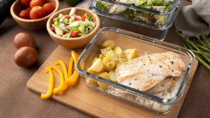 Bosan Makan Siang yang Itu-Itu Saja? Coba 4 Resep Makan Siang Sehat dan Praktis ini! (Foto dok : Freepik/freepik)
