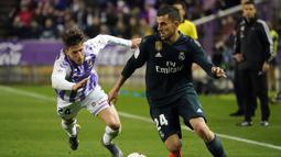Aksi gelandang Real Madrid, Daniel Ceballos pada laga lanjutan La Liga yang berlangsung di Stadion Nuevo Jose Zorrilla, Valladolid, Senin (11/3). Real Madrid menang 4-1 atas Valladolid. (AFP/Cesar Manso)