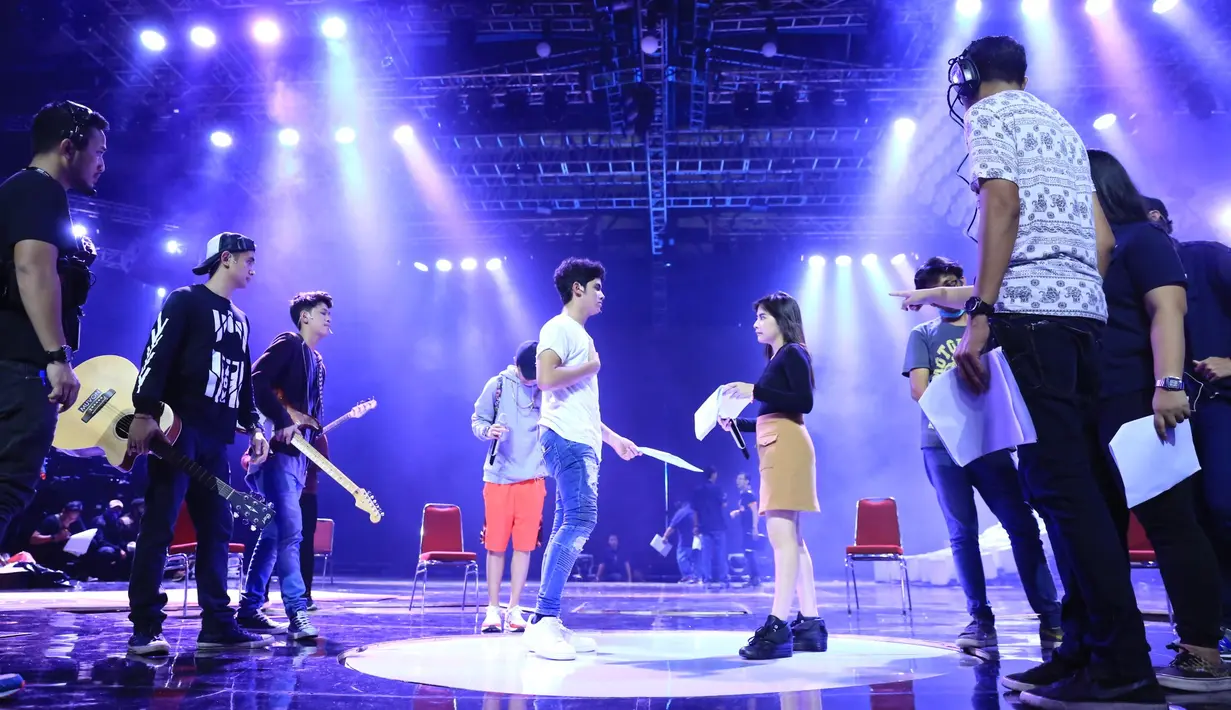 Bastian tidak memberikan kejutan apa yang akan ditampilkan nanti dalam malam puncak tersebut. Ia hanya membocorkan bahwa bersama gengnya Aliando akan beradu kemampuan musik dengan geng Prilly. (Adrian Putra/Bintang.com)