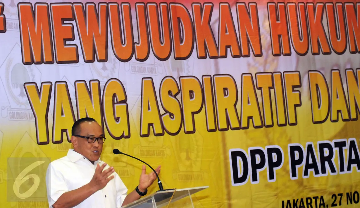 Ketua Umum Partai Golkar, Aburizal Bakrie memberikan sambutan pembuka pada diskusi RUU KUHP Mewujudkan Hukum Pidana Nasional yang Aspiratif dan KeIndonesiaan di DPP Partai Golkar, Jakarta, Jumat (27/11/2015). (Liputan6/Helmi Fithriansyah)