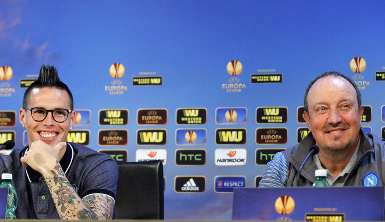 Kapten Napoli, Marek Hamsik, dan Pelatih Napoli, Rafael Benitez melakukan konferensi pers jelang pertandingan melawan Wolfsburg di perempat final leg ke-2 European League, Kamis (23/04/2015). (AFP)