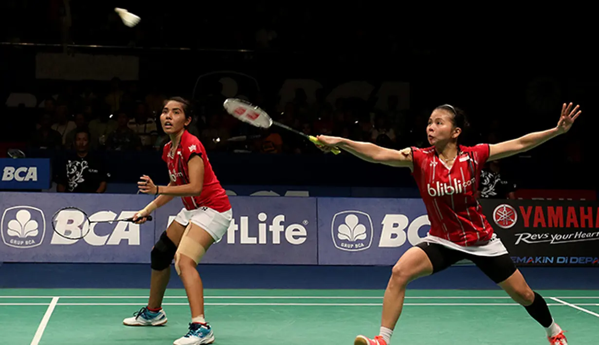 Greysia Polii/Nitya Krishinda ganda puteri Indonesia melaju ke final dengan mengalahkan  Yu Yang/Zhong Qianxin di semifinal BCA Indonesia Open Premier Super Series 2015 di Istora Senayan Jakarta. (Peksi Cahyo/Bola.com)