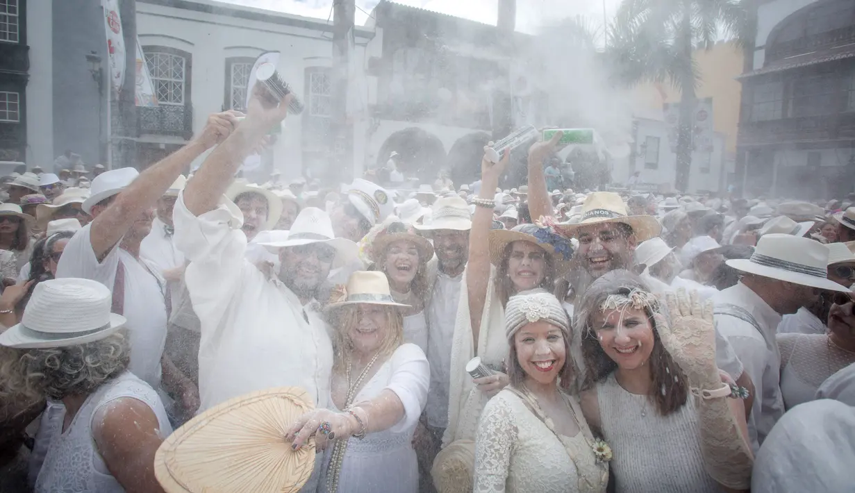 Orang-orang yang berselimut bedak ambil bagian dalam karnaval jalanan 'Los Indianos' di Santa Cruz de la Palma, Spanyol, Senin (4/3). Acara ini diakhiri dengan perang bedak antar para peserta dan semua orang yang ada di sekitarnya. (DESIREE MARTIN/AFP)