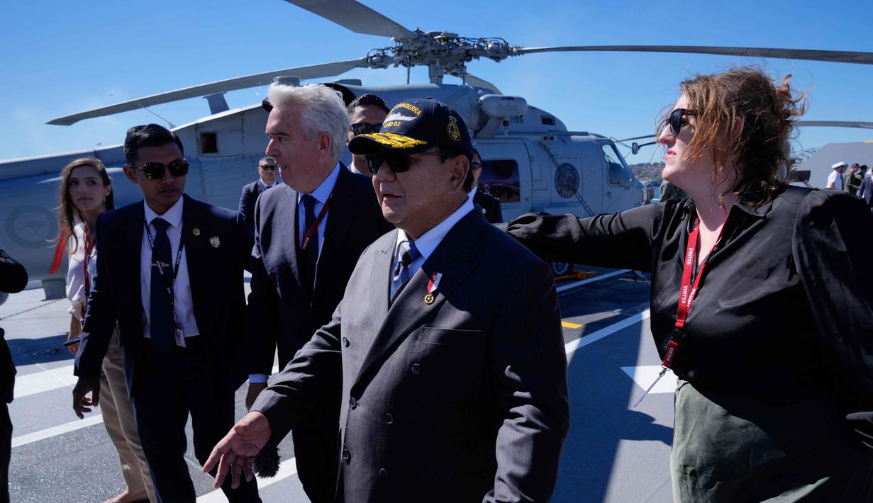 Diketahui, keamanan maritim menjadi bidang yang semakin relevan, mengingat kedua negara berbatasan laut secara langsung. Tampak dalam foto, Presiden Indonesia Prabowo Subianto, di tengah, berjalan di dek kapal HMAS Canberra di pangkalan armada Kuttabul di Sydney, Australia, Rabu 12 November 2025. (AP Photo/Rick Rycroft)