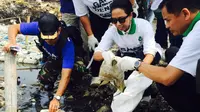 Menteri BUMN Rini Soemarno ikut memungut sampah  di Muara Angke. (Liputan6.com/Ilyas Istianur P)