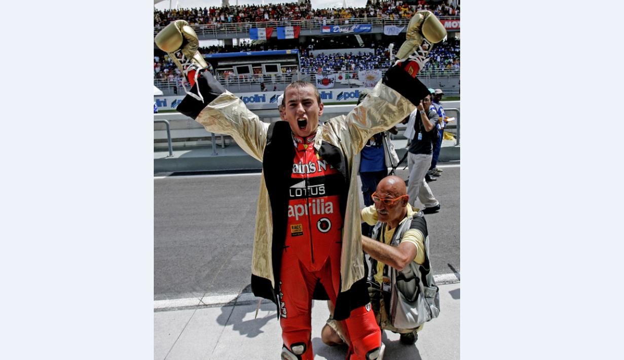 Jorge Lorenzo bergaya seperti seorang petinju setelah memastikan gelar juara dunia 250cc tahun 2007 di Sirkuit Sepang, Malaysia, (21/10/2007) (AFP Photo/Tengku Bahar)
