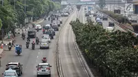 Sejumlah kendaraan roda empat melintas di jalan kawasan Gatot Subroto, Jakarta, Rabu (1/8). (Liputan6.com/Faizal Fanani)
