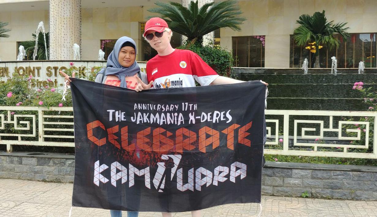 Sepasang The Jakmania berpose di depan Hotel Saigon Kimlien tempat Persija Jakarta menginap di Vinh, Vietnam, Selasa (6/3/2018). Persija akan melawan wakil Vietnam, Song Lam Nghe An pada laga Piala AFC. (Bola.com/Reza Khomaini)
