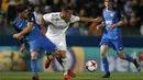 Gelandang Real Madrid, Lucas Vazquez, melewati penjagaan bek Fuenlabrada, Fran Garcia, pada laga Copa del Rey di Stadion Fernando Torres, Madrid, Kamis (26/10/2017). Fuenlabrada kalah 0-2 dari Madrid. (AP/Francisco Seco)