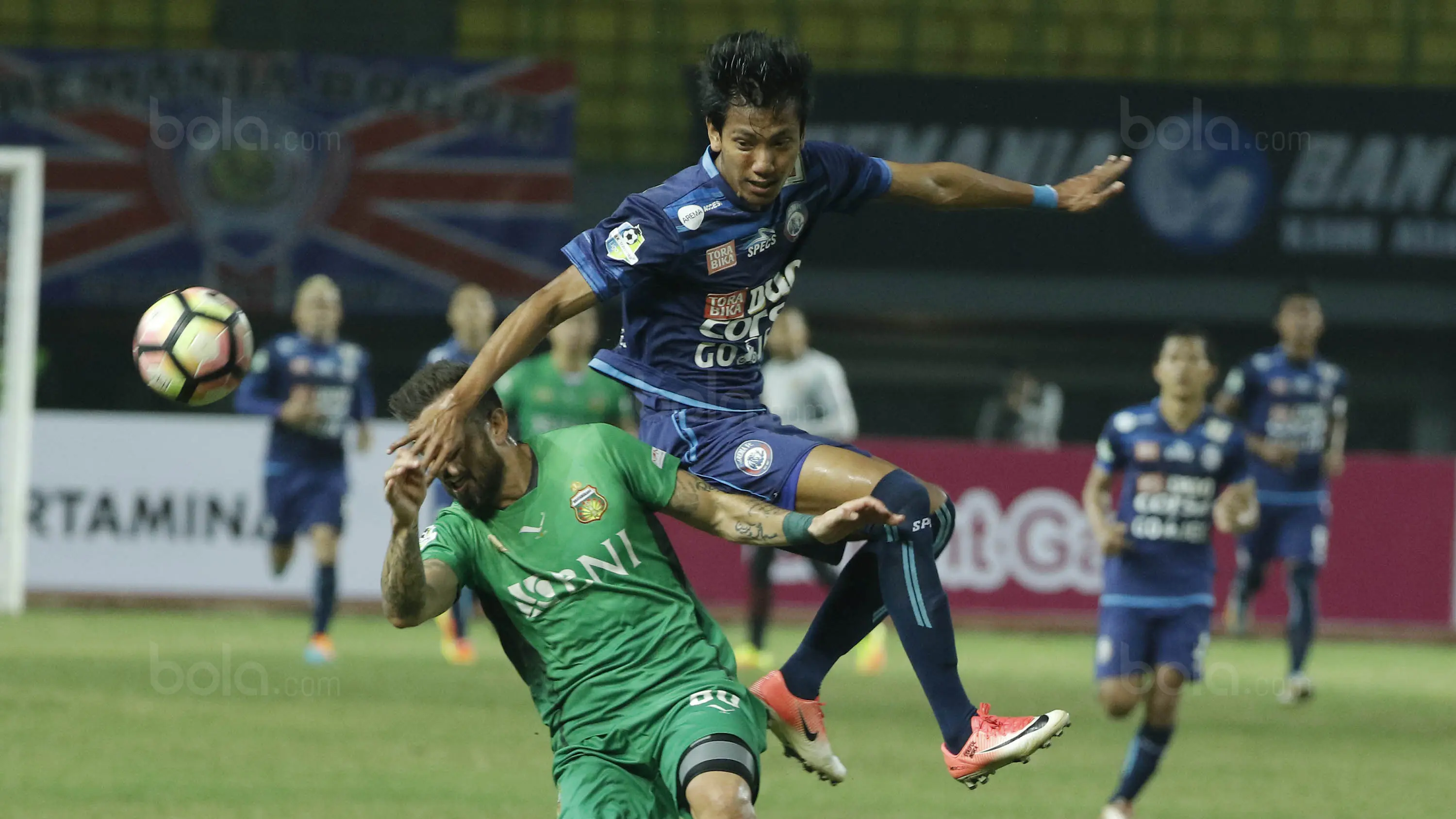 Arema FC dan Bhayangkara FC harus menang jika ingin lolos ke babak delapan besar Piala Presiden 2018. (Bola.com/M Iqbal Ichsan)