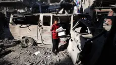 Seorang anak pengungsi Palestina berdiri di dekat bangunan yang rusak akibat serangan Israel di kamp pengungsi Maghazi, Jalur Gaza Tengah pada Kamis 21 Mei 2026. (Eyad Baba/AFP)