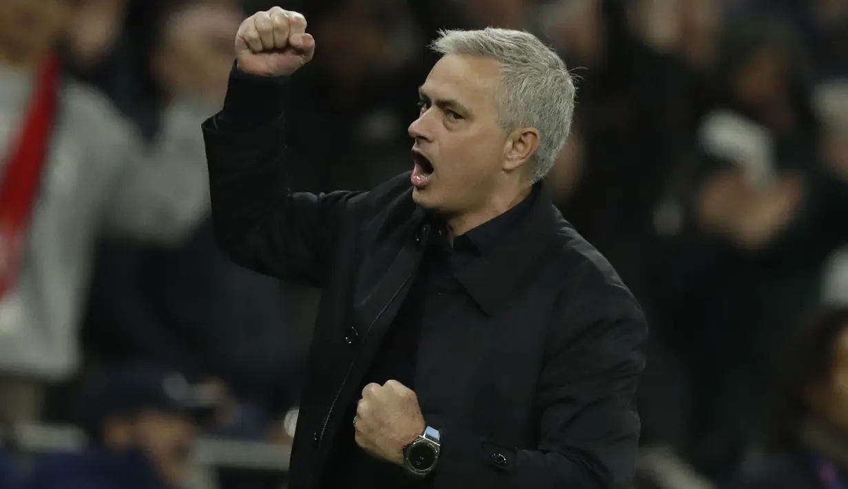 Pelatih Tottenham Hotspur, Jose Mourinho merayakan gol yang dicetak Harry Kane ke gawang Olympiakos pada pertandingan Grup B Liga Champions di Stadion Tottenham Hotspur di London utara (26/11/2019). Tottenham menang telak 4-2 atas Olympiakos. (AP Photo/Matt Dunham)