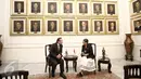 Menlu Retno Marsudi (kanan) melakukan pertemuan dengan Menlu Thailand Don Pramudwinai di Gedung Pancasila, Kemenlu, Jakarta, Kamis (11/2). Kedua menteri melakukan pertemuan bilateral untuk meningkatkan kerjasama kedua negara. (Liputan6.com/Faizal Fanani)